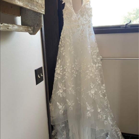 Brand new wedding dress !   Tag still on. Never worn! - Picture 3 of 4